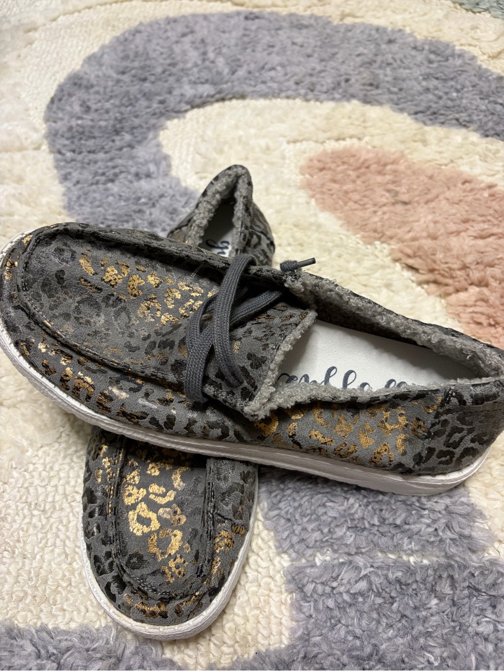 Gypsy Jazz Women’s Gray Leopard Slip-On Sneakers with Gold Accents. Size 9.5 - Picture 2 of 6